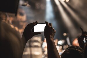 画面割れを自分で修理する方法は？