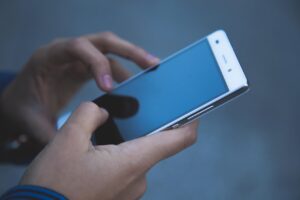 携帯の画面が割れた場合の修理方法は？
